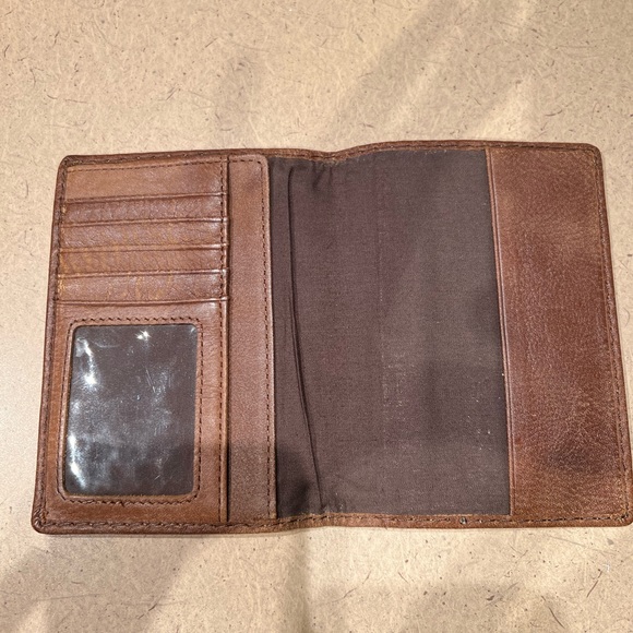 Roots Leather Passport Holder - Picture 4 of 4